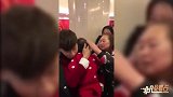 张杰春晚后台安慰小孩太暖了