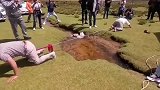 北京大哥玩拔河比赛，输的落水里，很有意思
