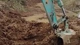 不到两岁萌娃熟练操作挖掘机
