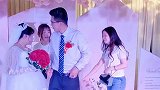两位美女伴娘上场，找伴娘就得找漂亮的。