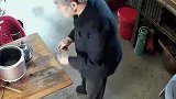 老人眼睛失明独自在家，男子光天化日进屋偷走煤气罐