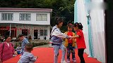 贵州农村小伙结婚，迎亲队伍马上出发，配上这首歌，百听不厌