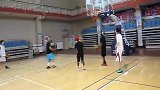 街球-13年-幻影运球晃倒在地！BallUp队员与中国球员3对3表演-专题