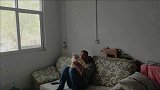 为了不让闺女睡觉，八哥和儿子一起陪玩，这父子俩也太不靠谱了