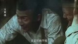 鬼子用大炮对战士发动攻击，战士们躲在坑里，什么事都没