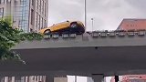 上海两车“斗气”互别致一车骑跨高架栏，交警：驾驶员均被控制