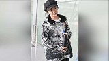 39岁凤凰传奇玲花素颜眼镜现身脸蛋圆润笑容亲切接地气