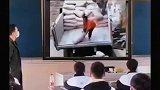 老师为激励学生努力读书，组织观看父亲真实工作的画面