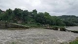 雨后自贡旭水河上的中桥及堰闸