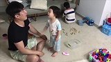 女儿和爸爸吵架，一边用手指怼爸爸一边嘴里骂不停，目测爸爸已败
