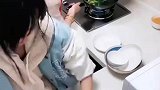 妈妈做饭时女儿在旁帮忙，结果却被妈妈打了