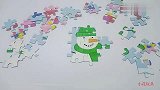 下雪了，佩奇和乔治在堆雪人