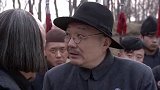两家人正要开战，县长出面阻止了他们