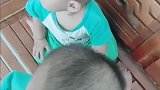家有双胞胎兄弟，哥哥的铁头功许久不练了，还是这么厉害啊