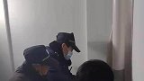 大爷用锤子敲击水管，下一秒众人四散而逃！