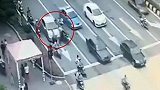 广东一小车红绿灯处失控 连撞4辆电动致4伤