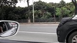 轿车的车身贴了一层布，完全看不出轿车的造型