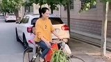 这对母女下车的动作，配合的相当默契，哈哈哈