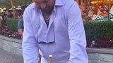 街头石中剑，小孩能轻松拿起来大人却怎么都拿不起来
