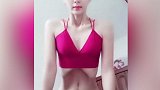 这是怎么做到的？！白嫩小姐姐大秀腹肌舞