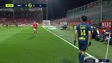 第22分钟里昂球员埃卡姆比射门 - 打偏