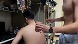学生在寝室拔罐，爷爷是一名老中医，耳濡目染的他多少知道点东西