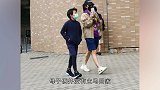张柏芝接儿放学，老大一头卷毛个子飞窜，气质潇洒和谢霆锋如复制