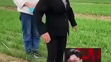 田里踢正步硬核播种，方法挺好就是多少有点废鞋