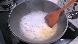 小伙教你做蒜蓉丝瓜，丝瓜翠绿不变黑，蒜香浓郁回味香，来看看吧