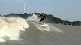 极限-14年-老外要逆天 居然在钱塘江上做冲浪比赛-专题