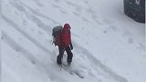 西班牙遭遇罕见暴雪：街头变滑雪场，还有雪橇犬出没