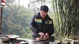 哥哥今天下厨做姜爆鸭，三德子做火腿炒平菇，女朋友啃得比我还香