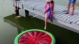 妹子玩水真是惨，弄了半天漂浮垫，最后还是掉下水中