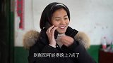 姐姐去妹妹家住，临走姐姐说床下有动静，妹妹掀开被子站住了