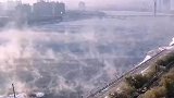 松花江上的早晨，雾气蒸腾，搭配江边雾凇显得仙气袅袅