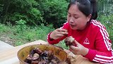 胖妹吃自制牛蹄，直接上手啃，这下可以吃个够了