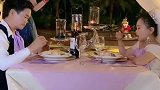 袖珍小夫妻一起吃烛光晚餐，浪漫的夜景衬托出幸福的一对新人