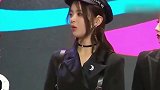 杨超越新照完美复制“淡黄的长裙，蓬松的头发”