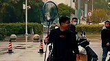 男子钓上大鱼，拎着到处转圈炫耀