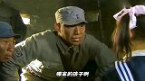 兵哥哥和外国女孩对话，笑出鹅叫声