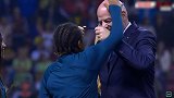 手感不错？巴西U20女足颁奖仪式上排队摸因凡蒂诺光头