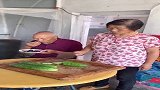 老伴这操作，吓得老头子，不敢吃闲饭！