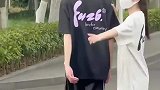 男生偷看美女被女友发现，结果下一秒直接“社死现场”