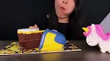 美女试吃小黄人巧克力蛋糕、独角兽杏仁糖膏