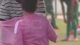 梅西刚想穿上外套 听到二儿子说冷立马把衣服脱给他