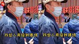 冯巩生活简朴？看到手机价格太意外，帽子也很露富