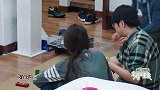 吉娜甜蜜拥吻郎朗，学玩游戏被吓到尖叫，这声音太萌了