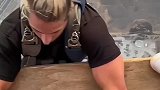 放手那一刻我害怕极了，老外真会玩