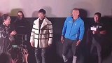 向佐被拳王当众扇耳光，向太表情瞬间僵硬，场面一度失控