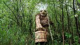 艺术家在森林里，建起7只“巨型木雕”，犹如森林里的巨人！